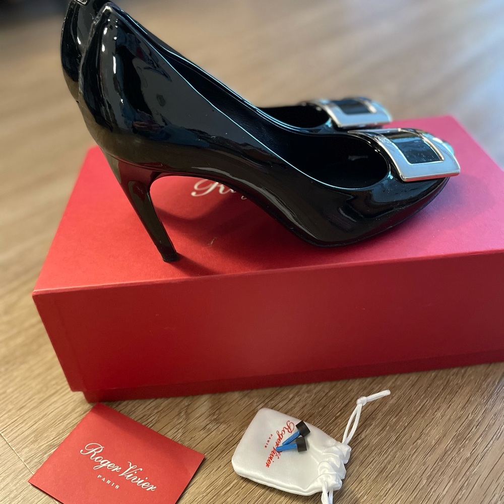 roger vivier pump